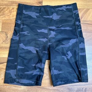 Athleta Ultimate Stash Pocket‎ Camo 7” Shorts Women’s Size Small Gray Black